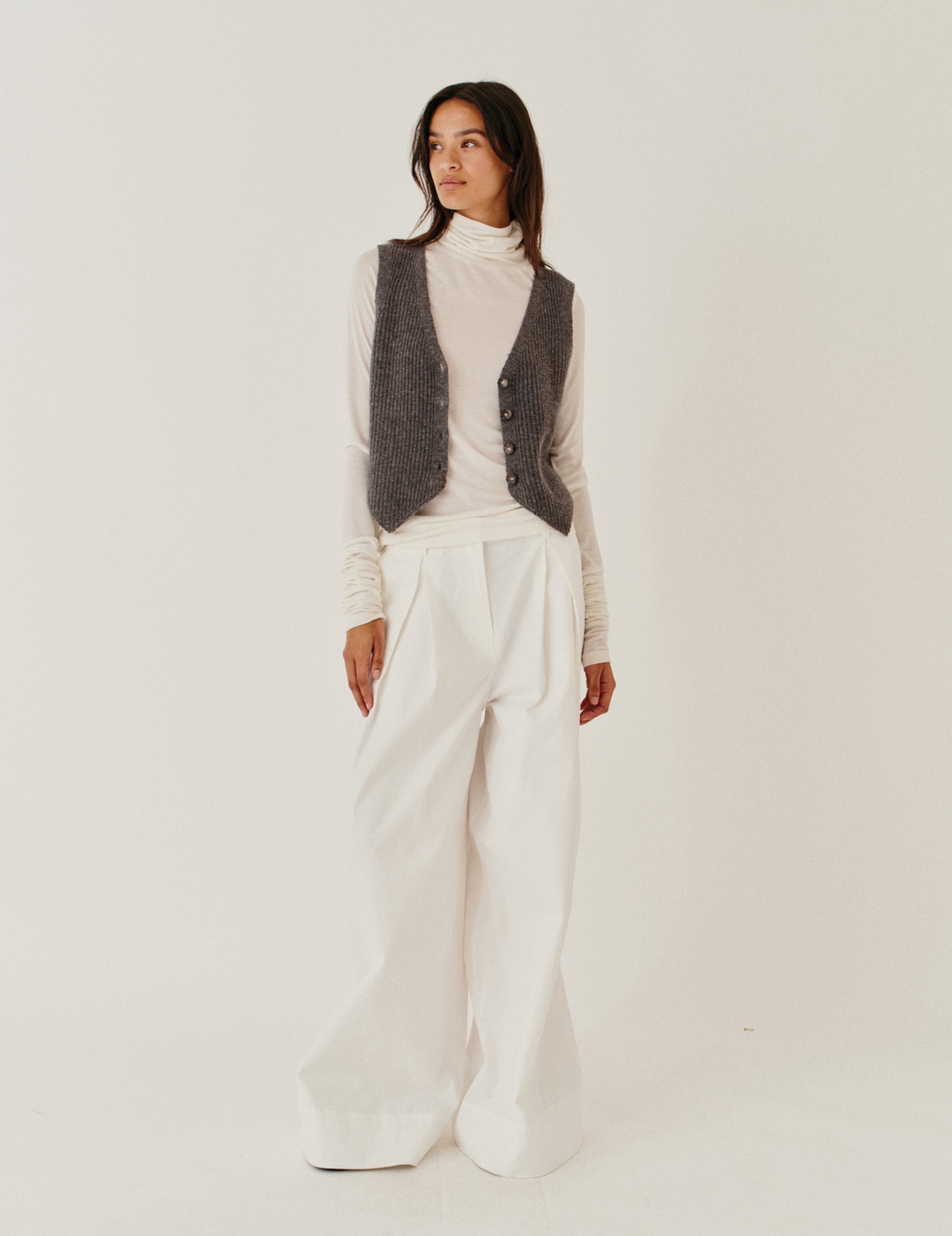 Eribé ERIBÉ lamswollen v-hals vest STOBO ROSA Eribé ERIBÉ lamswollen v-hals vest STOBO ROSA